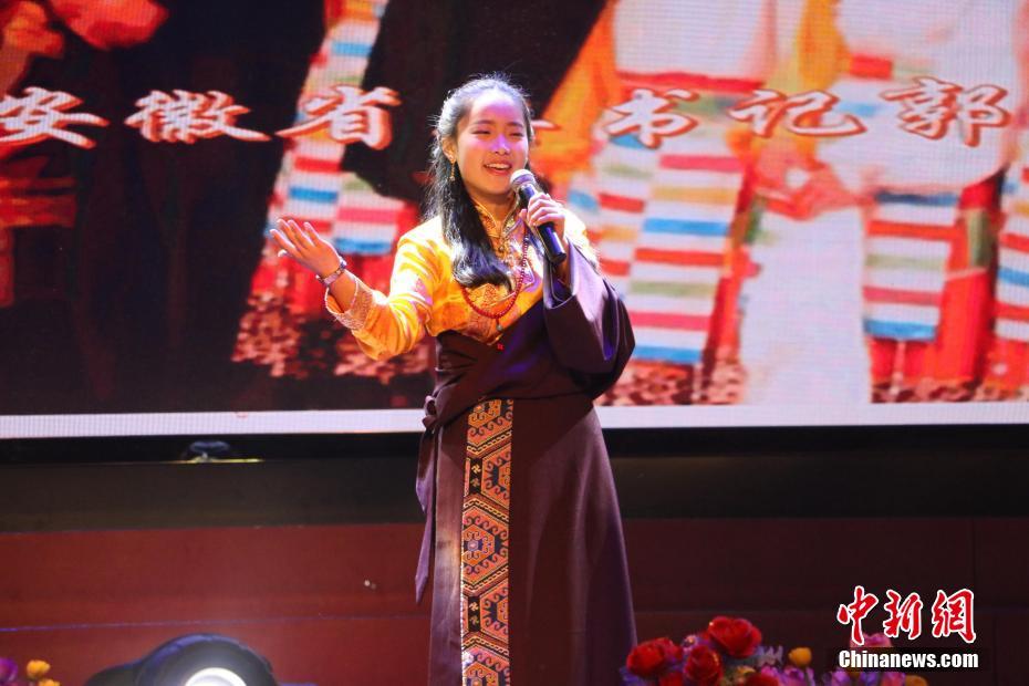 西藏班学生载歌载舞 欢度藏历新年(3)