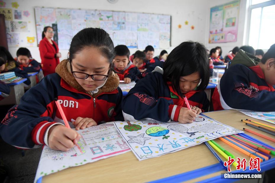 江西小学生课堂学习节水知识迎"世界水日"