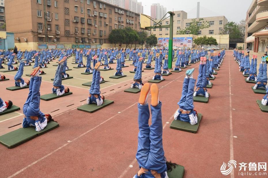 济南一小学最牛课间操 学生练横叉下腰(3)