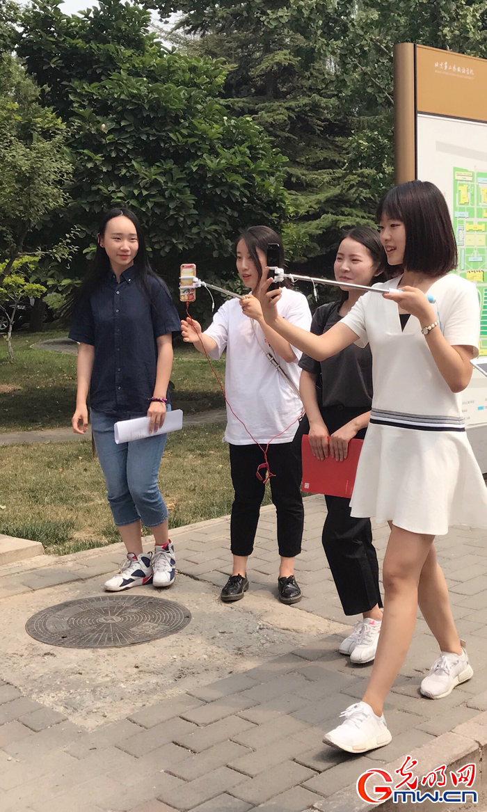【招办主任光明大直播】光明主播在北二外学生带领下参观校园