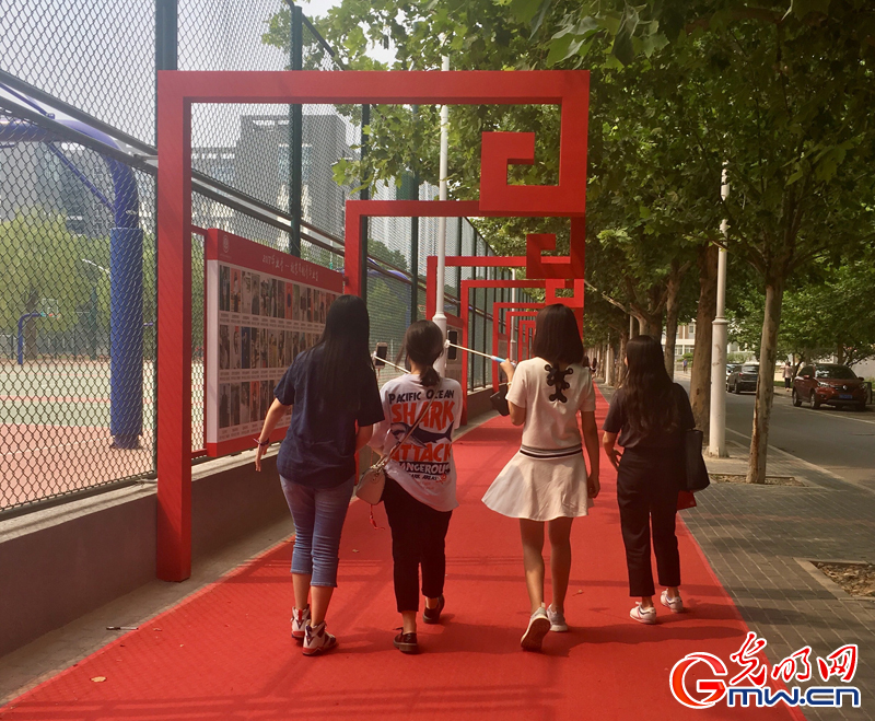 【招办主任光明大直播】光明主播在北二外学生带领下参观校园