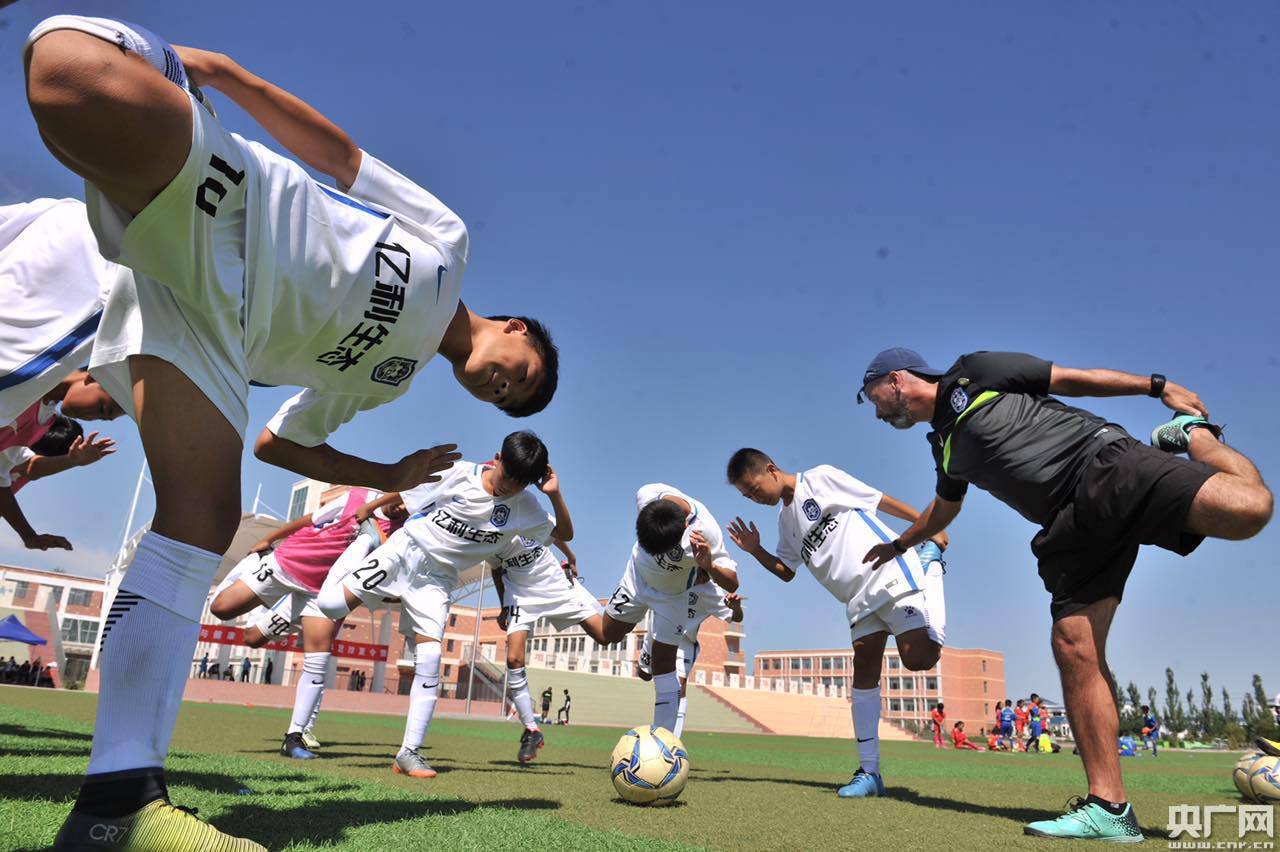 中超第一支青少年足球队开启库布其沙漠夏令营