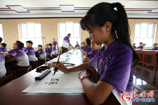 中国最大的数字书法教室建成 可供224名学生同时上课