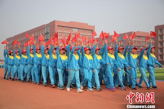 河北衡水一中学举行军训会操表演 将建乐园式