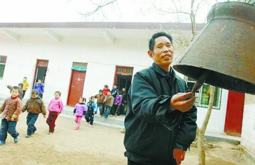 河南一教师修校舍累偏瘫 妻子坚持16年背他去教书
