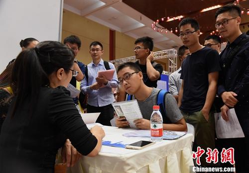 中国启动高校毕业生秋季专场招聘 打造线上线