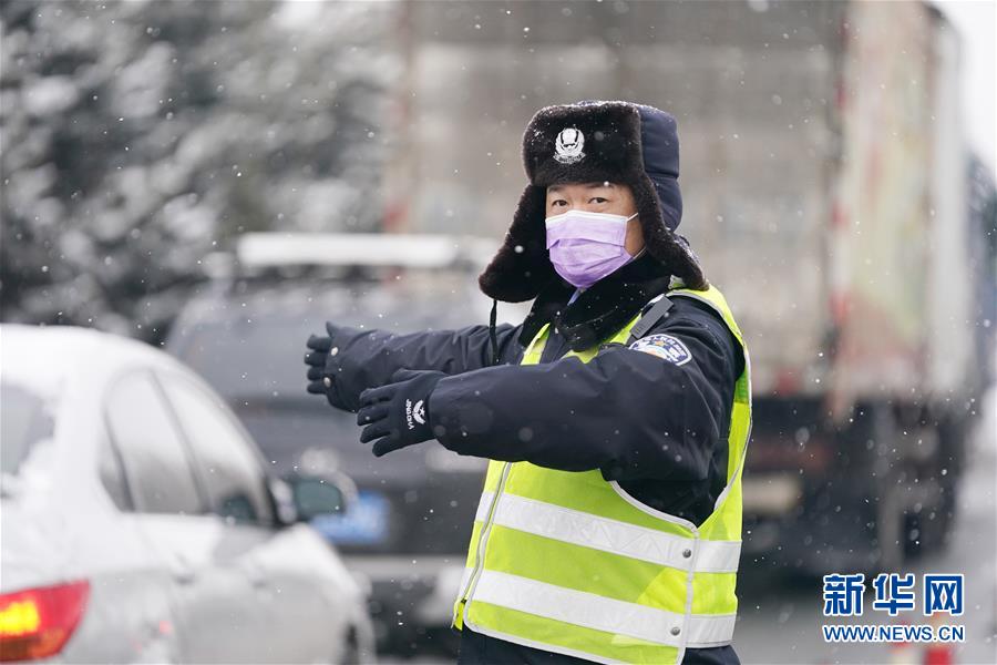 他们,在风雪中坚守岗位 他们,在风雪中坚守岗位