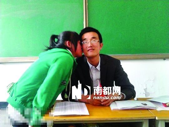 甘肃<em>女中学生</em>与男教师亲吻照引争议 学生澄清