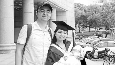 研三女生带<em>女儿丈夫</em>拍全家福毕业照(图) _高