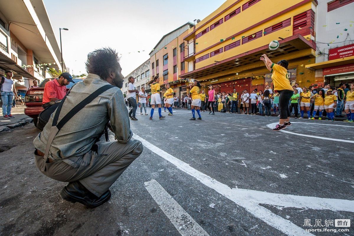 巴西妓女与大学生街头踢球 激情澎湃引围观(8