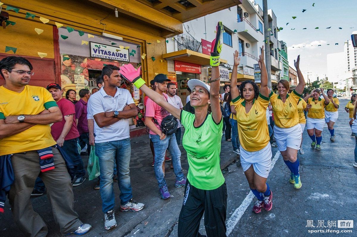 巴西妓女与大学生街头踢球 激情澎湃引围观(9