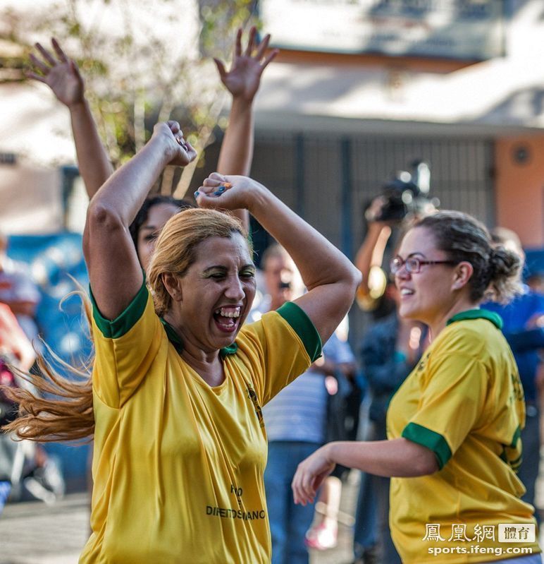 巴西妓女与大学生街头踢球 激情澎湃引围观(1