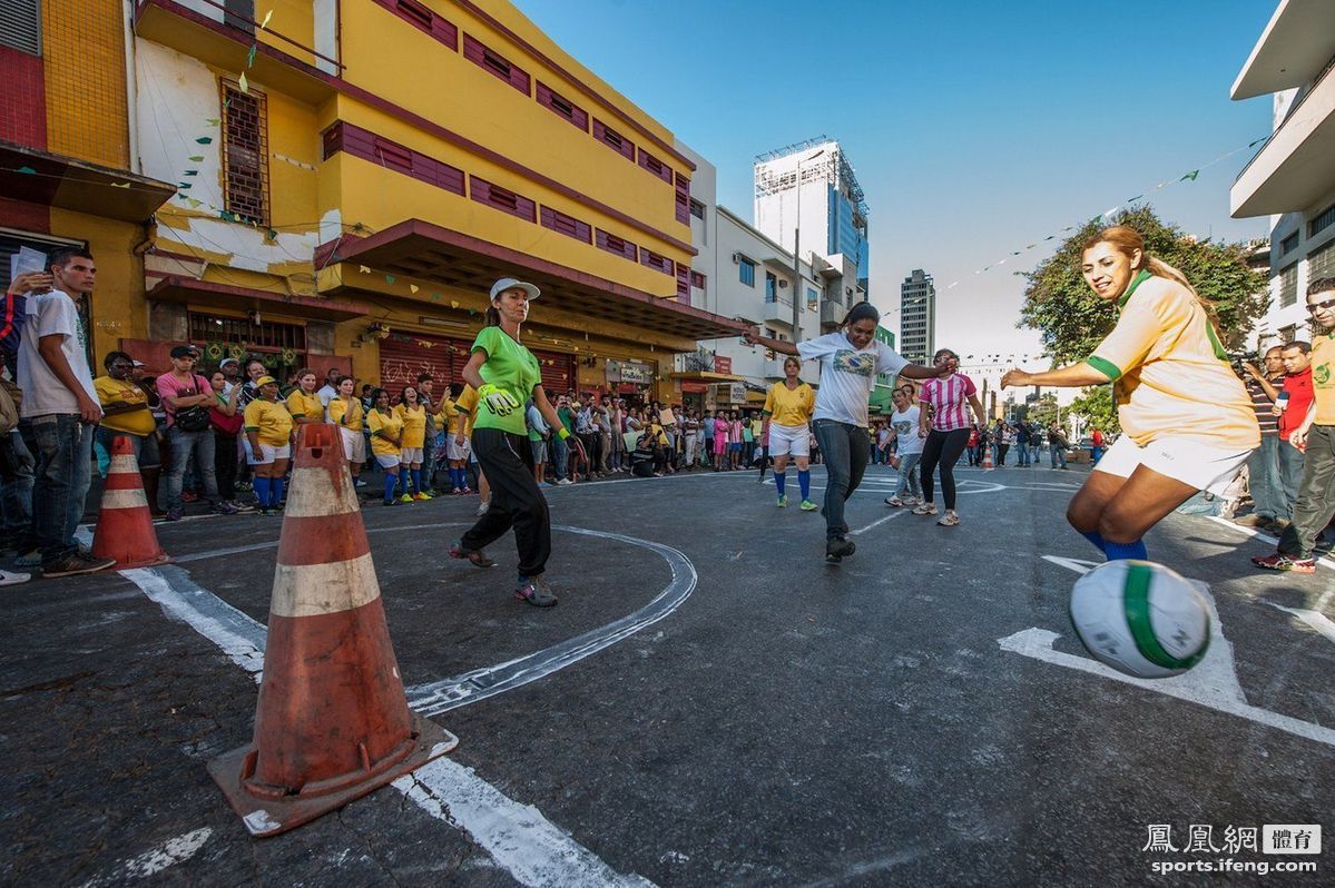 巴西妓女与大学生街头踢球 激情澎湃引围观(1