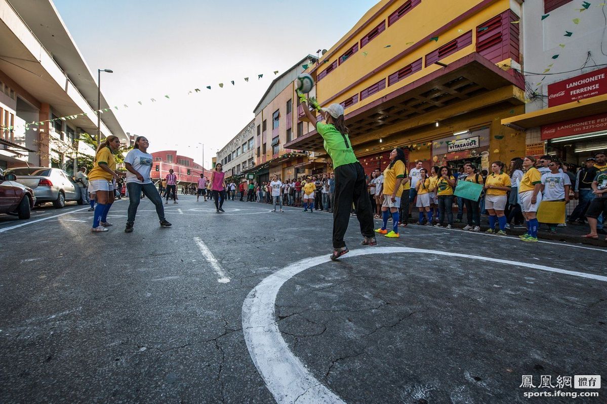 巴西妓女与大学生街头踢球 激情澎湃引围观(1