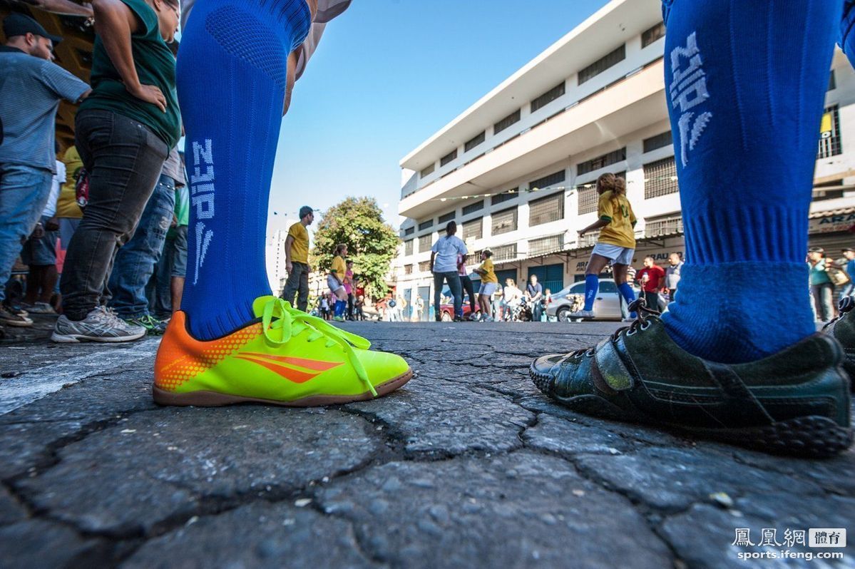 巴西妓女与大学生街头踢球 激情澎湃引围观(1