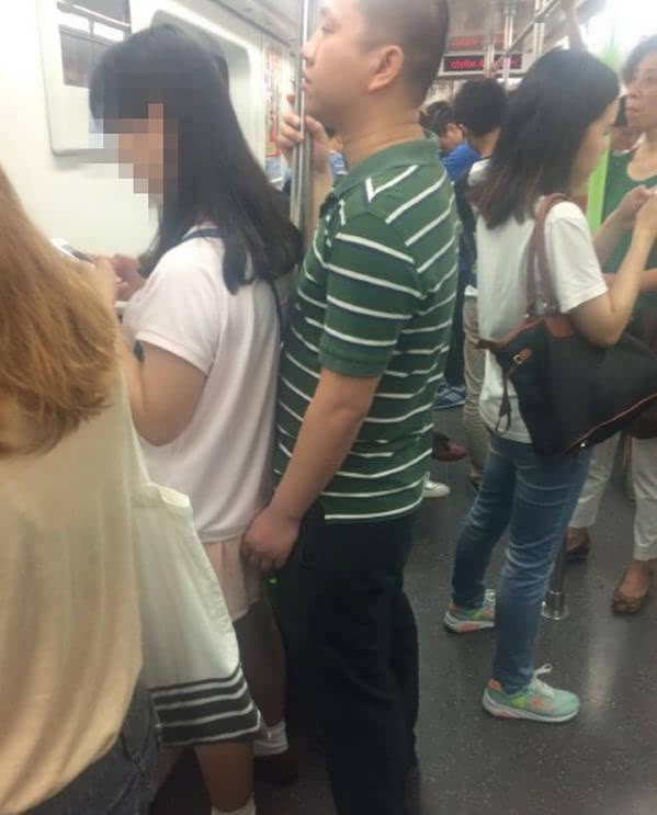 男子地铁伸“咸猪手”骚扰女孩