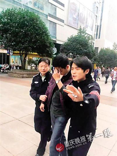 男子偷拍美女裙底被抓现行 称控制不住自己行