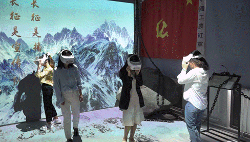 学生多人互动VR体验室体验红军过雪山草地1