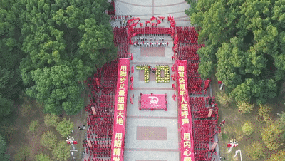 最美中国红！这是今早的华中科技大学！