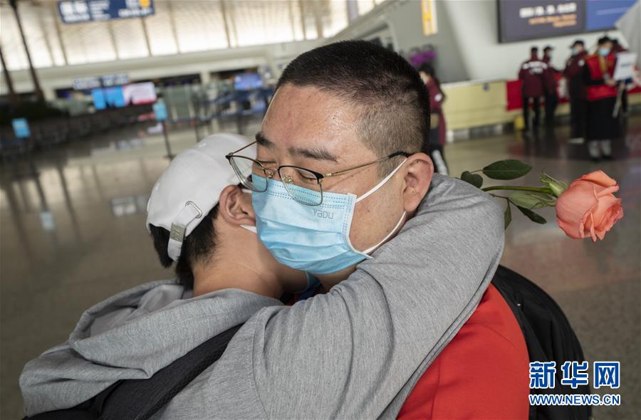 项城：停课不停学 老师做“主播”