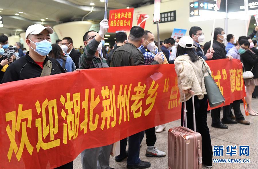 项城：停课不停学 老师做“主播”