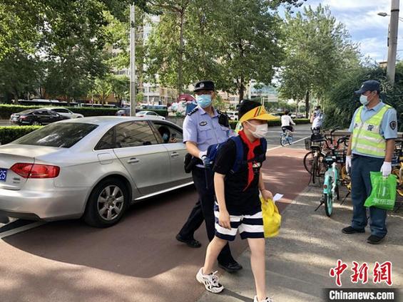 北京警方启动高等级勤务 确保中小学复课安全有序