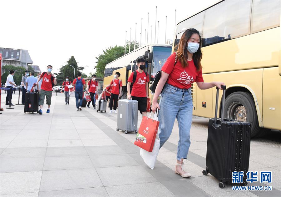 北京首批20余所高校毕业年级学生分批次返校复课