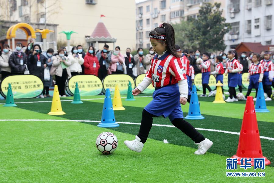 娃娃踢足球 萌动幼儿园