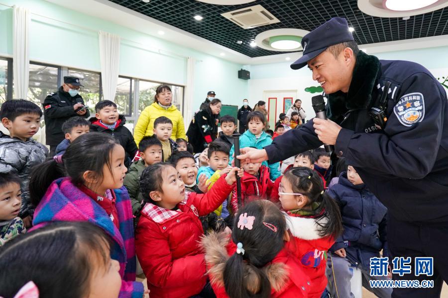 江苏南京：“警察叔叔”幼儿园里讲安全