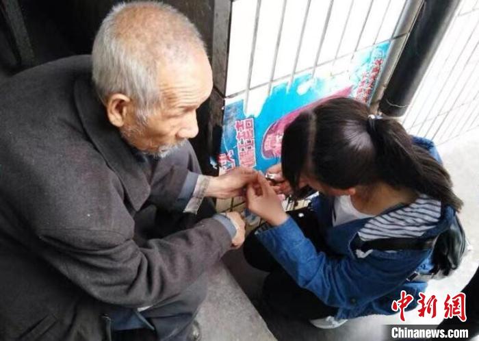 甘肃高校志愿者20余载接力帮扶残疾老人：是陪伴，更是责任