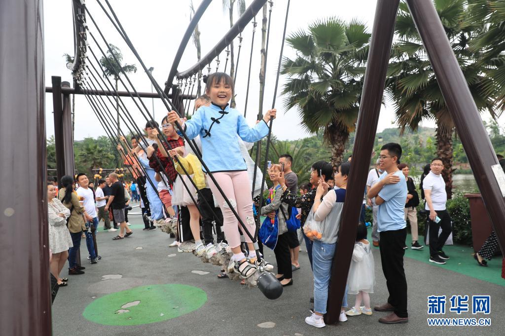 重庆璧山：儿童公园欢乐多