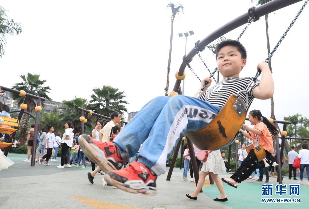 重庆璧山：儿童公园欢乐多