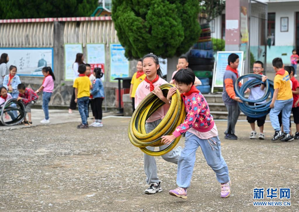 “胶圈游戏”玩起来：山村学校的大课间
