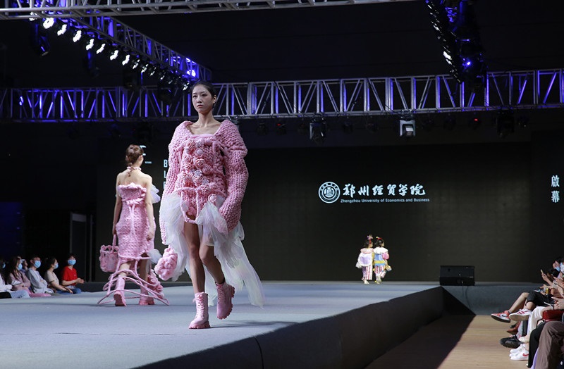 郑州经贸学院：服装与服饰毕业展开启 让梦想变成现实