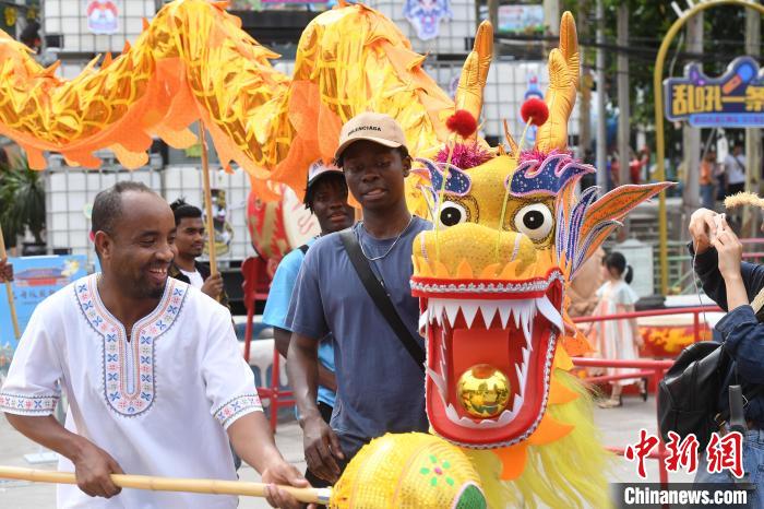 外籍留学生舞龙、划旱龙舟 体验中国传统端午节文化