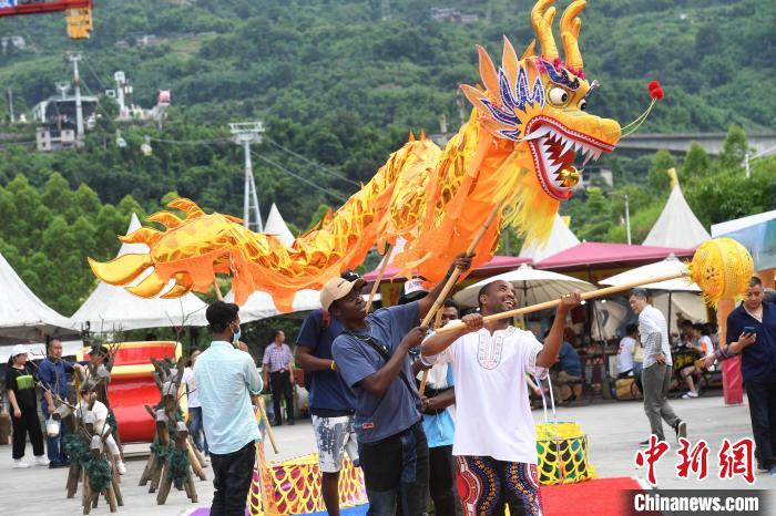 外籍留学生舞龙、划旱龙舟 体验中国传统端午节文化