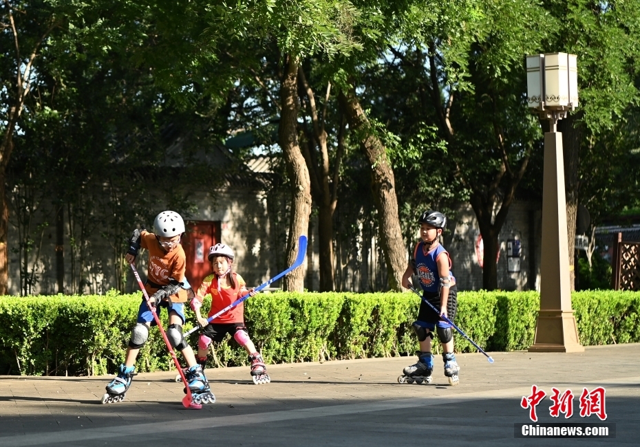 北京钟鼓楼广场 小朋友末伏练“冰球”