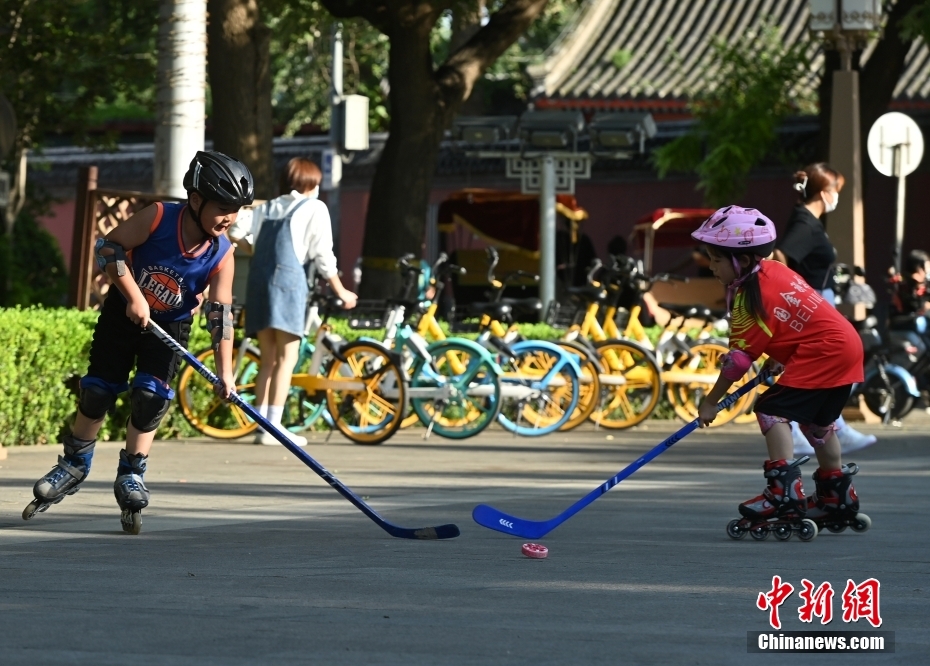 北京钟鼓楼广场 小朋友末伏练“冰球”