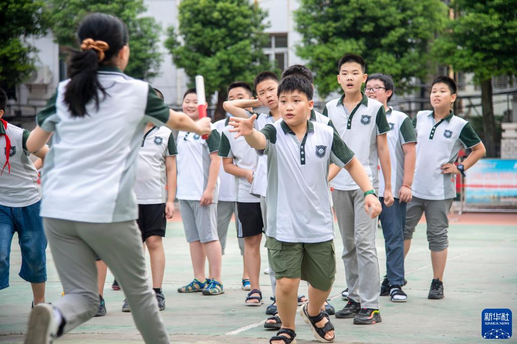 湖北省武昌水果湖第一小學的學生在操場上跑步接力(9月1日攝).