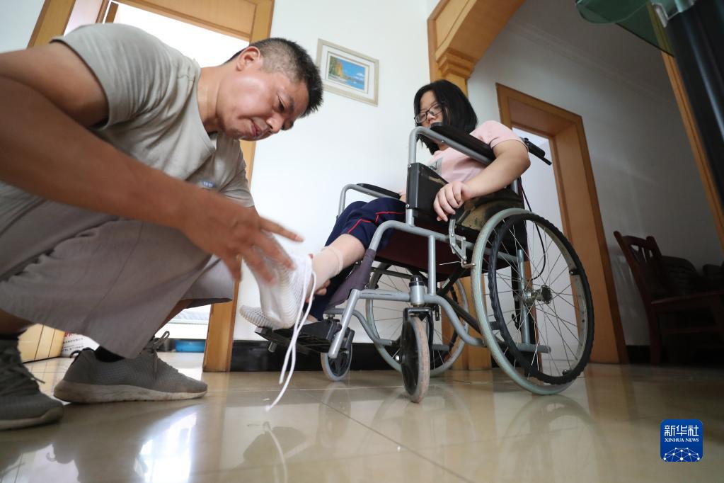 “轮椅女孩”圆梦大学 父女开启“大学生活”