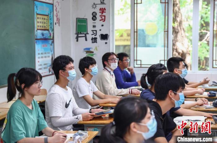 南京中学生全面返校上课：疫情后重见青青校园