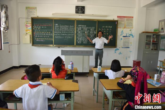 “最美乡村教师”李修雄和他4个学生的“最后一课”