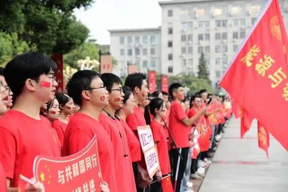 最美中国红！这是今早的华中科技大学！