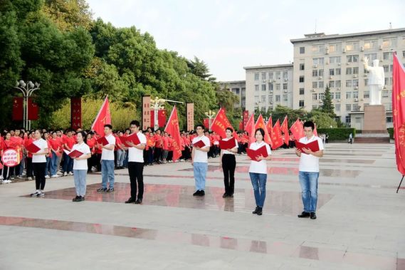 最美中国红！这是今早的华中科技大学！