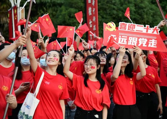 最美中国红！这是今早的华中科技大学！