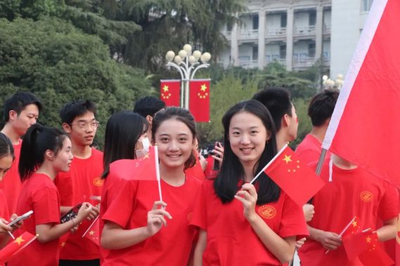 最美中国红！这是今早的华中科技大学！