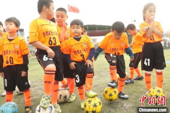 广西乡村足球场“串”起孩子们的“世界杯”