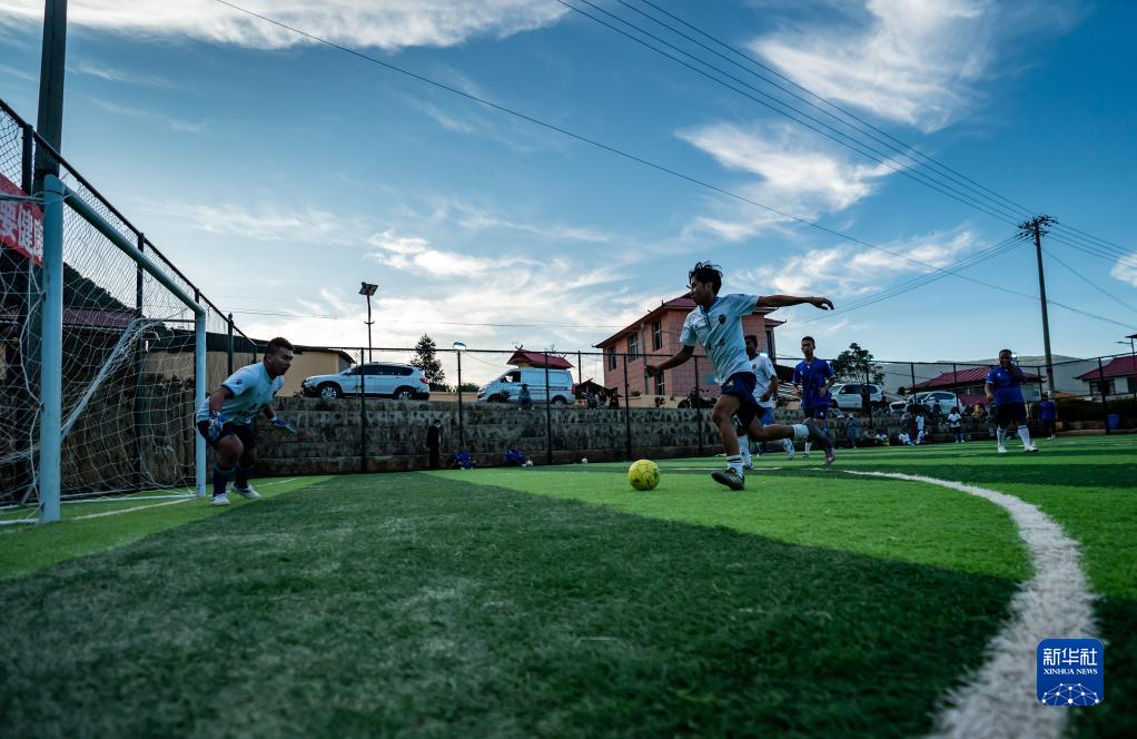 光脚踢球、竹子当球门……看看这些村民有多爱足球