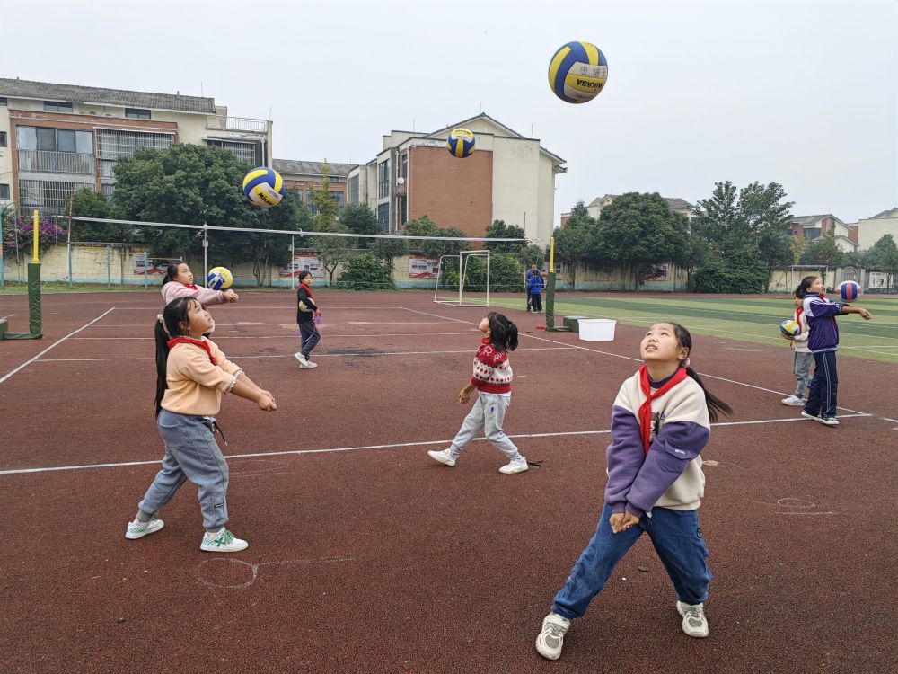 组建一年多，教练是兼职…靠排球“逆袭”，乡村少年“向阳而生”