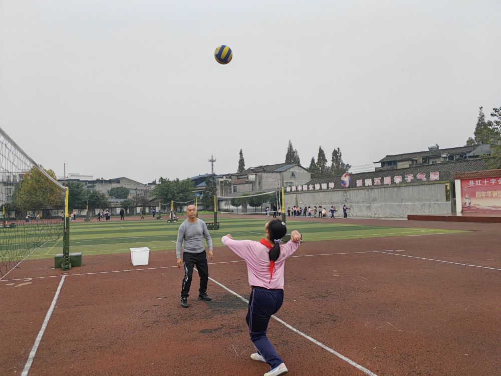 组建一年多，教练是兼职…靠排球“逆袭”，乡村少年“向阳而生”